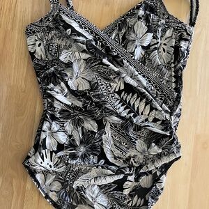 NWT Womens One Piece Miraclesuit Swim Suit Black/White/Silver Size 18